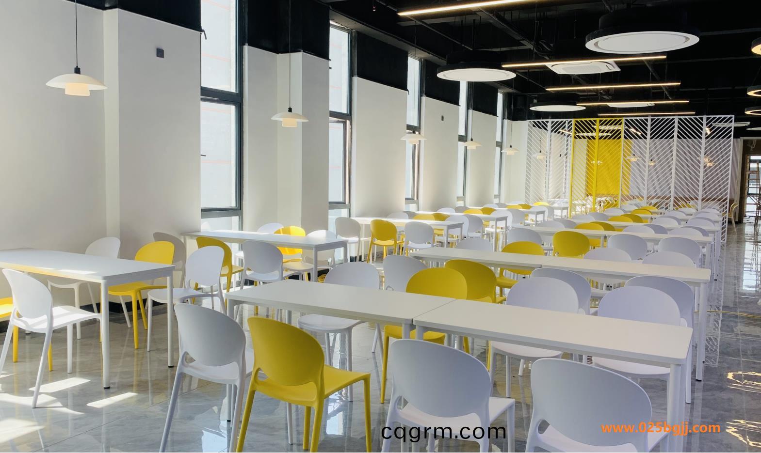 垠堃(kun)集糰定製辦(ban)公傢具項目